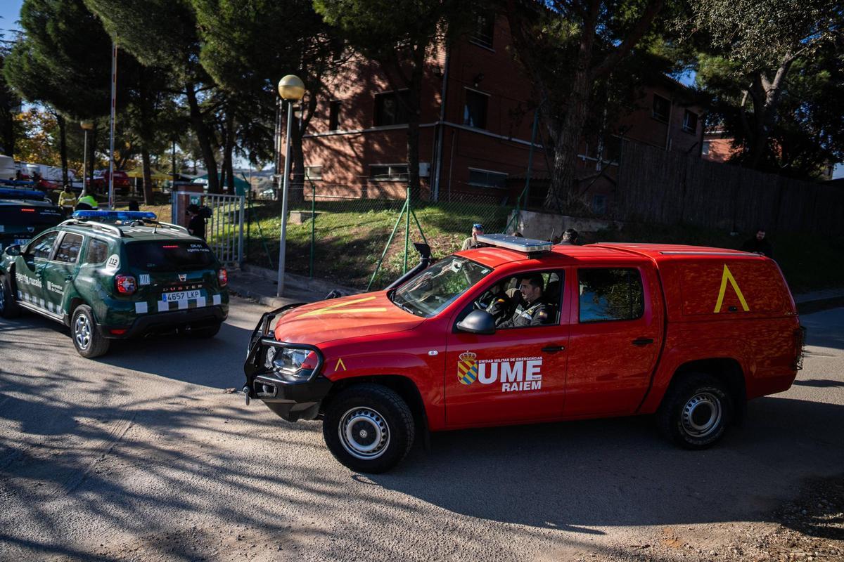 Efectivos de la UME y agentes rurales se reúnen en la zona declarada en cuarentena por la Peste Porcina Africana en Torreferrussa, antes de iniciar las tareas previstas.