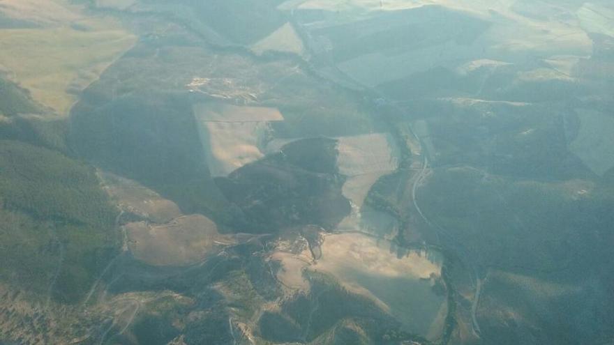 Vista aérea del incendio de este lunes por la tarde, en Teba.