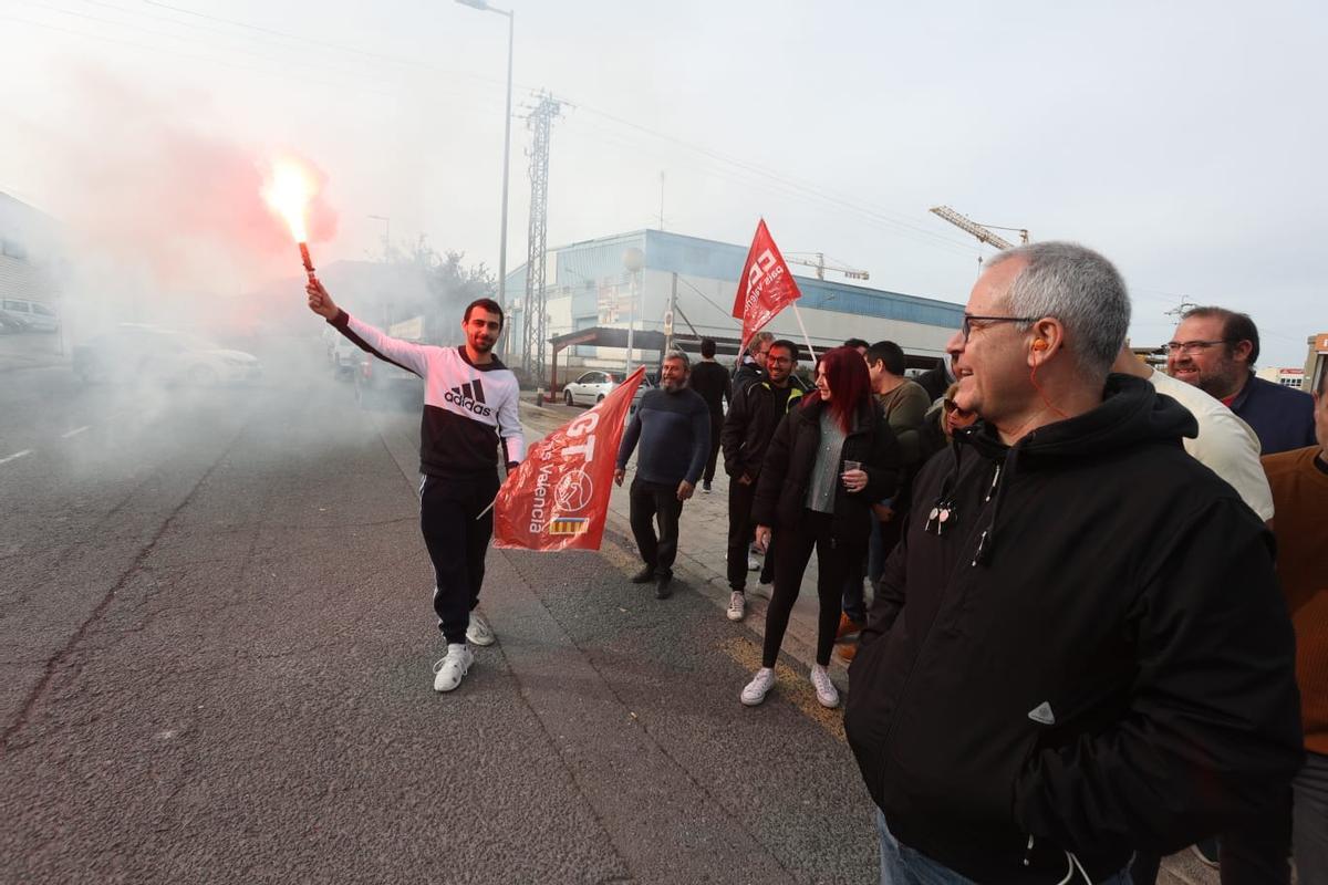 Un piquete informativo en la entrada de la ITV de Alicante.