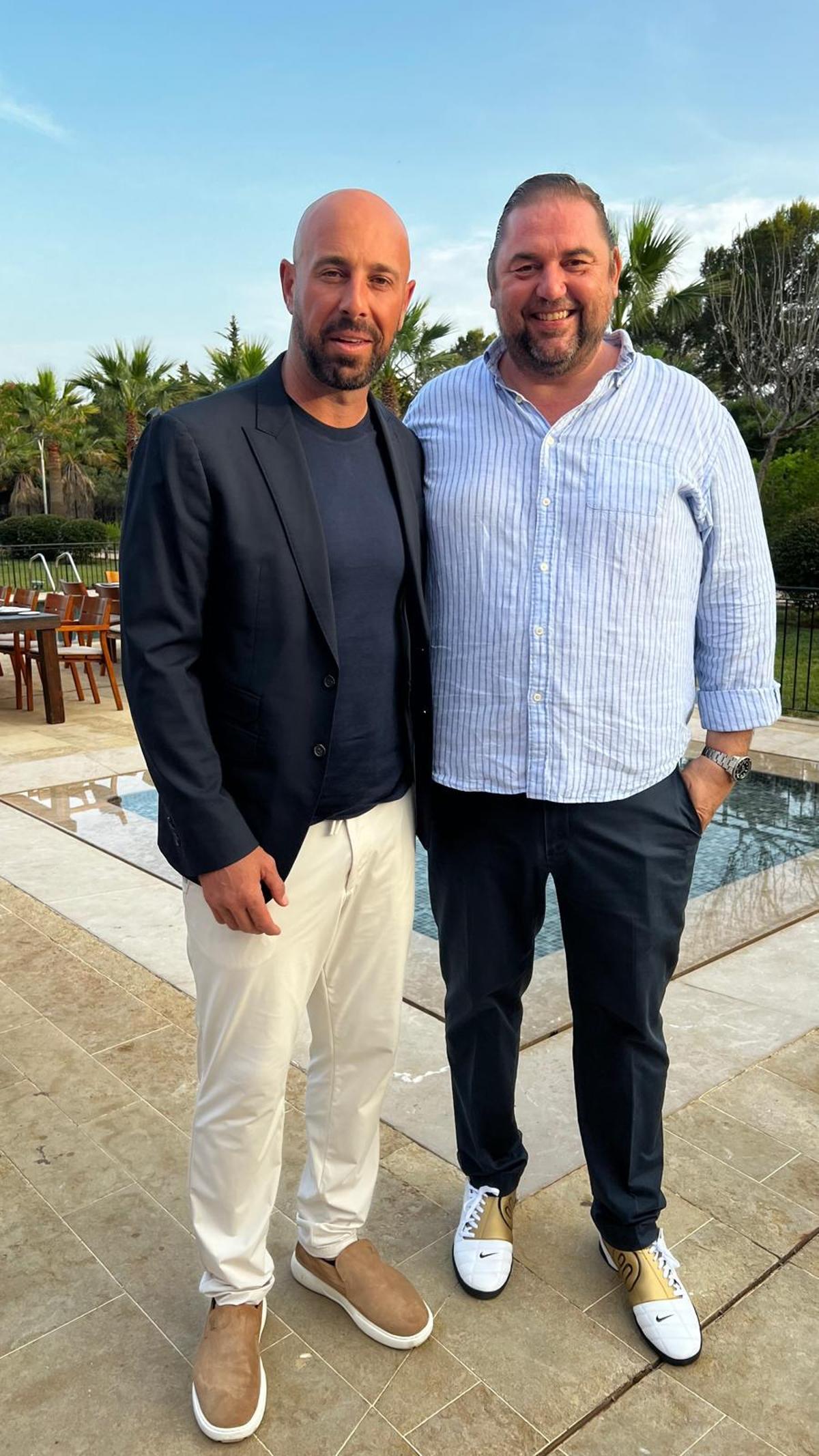 el exfutbolista y entrenador Pepe Reina, junto al CEO de Cap Vermell Group, Toni Mir