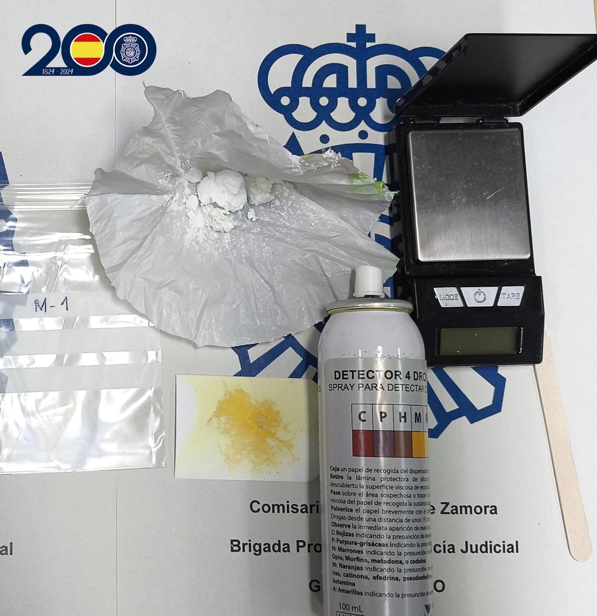 Parte de la droga intervenida, sometida al "narcotest".