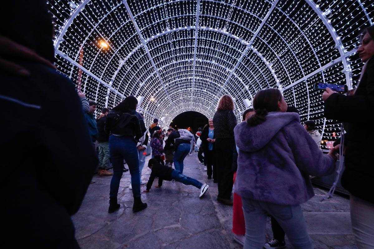 Galería: Juegos y risas en el túnel de luces del puerto de Ibiza