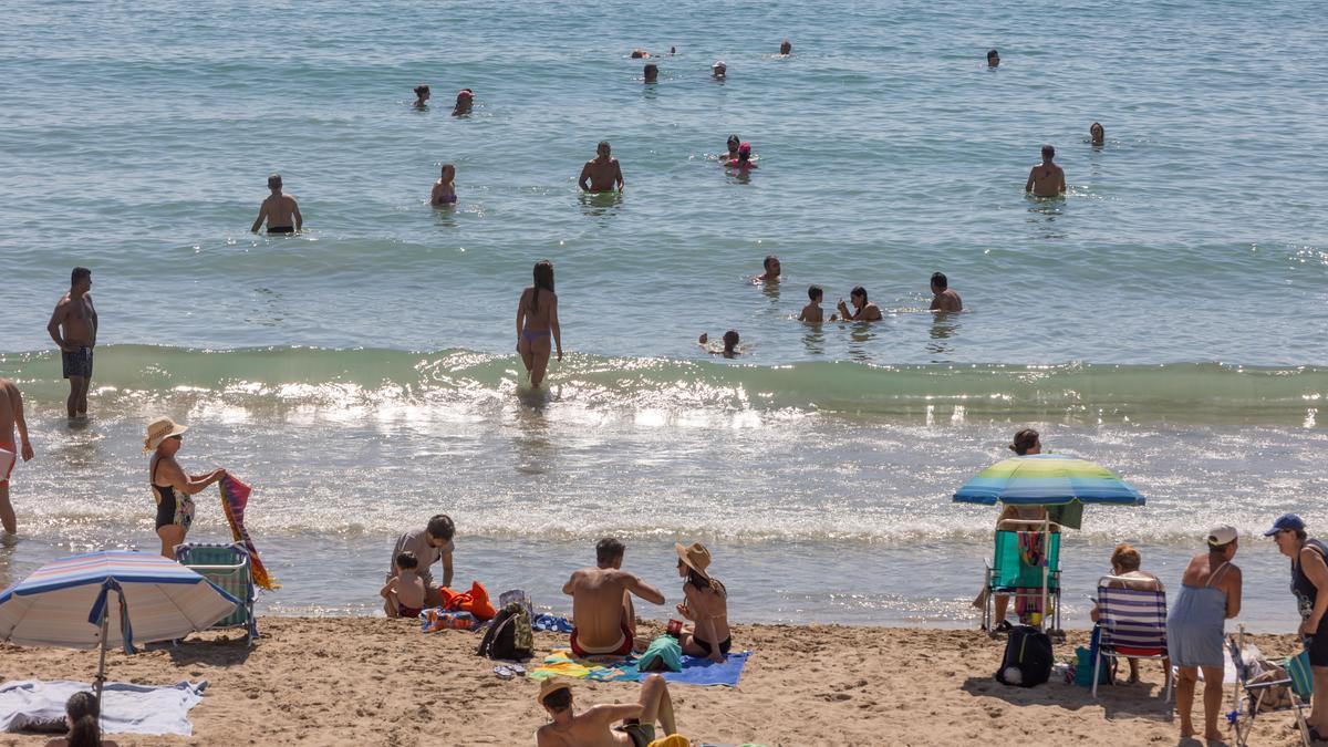 Aspecto que ofrecía la playa del Postiguet esta mañana.