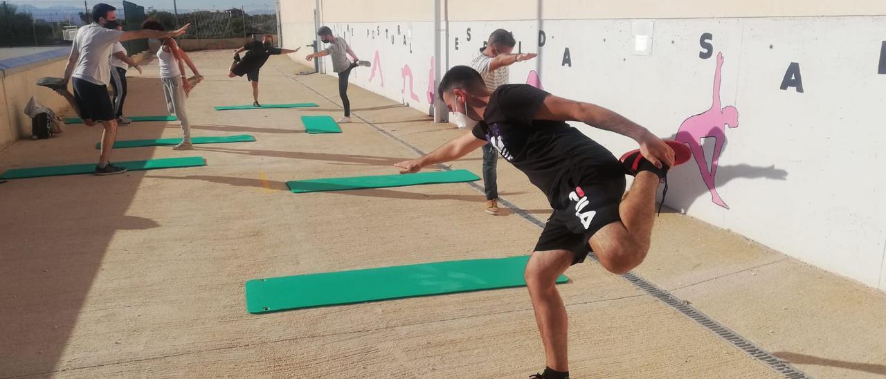 Alumnos de un grado del IES Cap de l’Aljub realizando ejercicios de higiene postural.