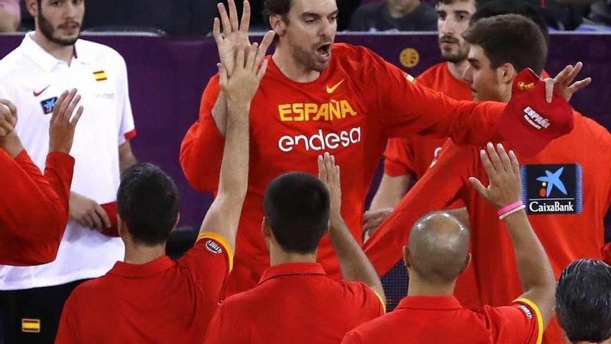 Pau Gasol, en la presentación de los jugadores antes de iniciarse el choque, con Abrines detrás con un polo blanco.