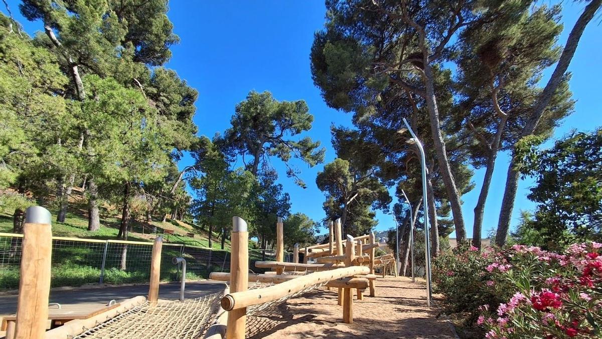 Zona infantil en el parque del Turó de la Peira en Nou Barris