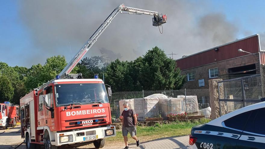 Bomberos de Galicia y Portugal trabajan en la extinción del incendio en Tomiño