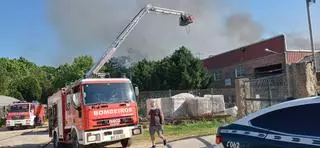 Bomberos de Galicia y Portugal trabajan en la extinción del incendio en Tomiño