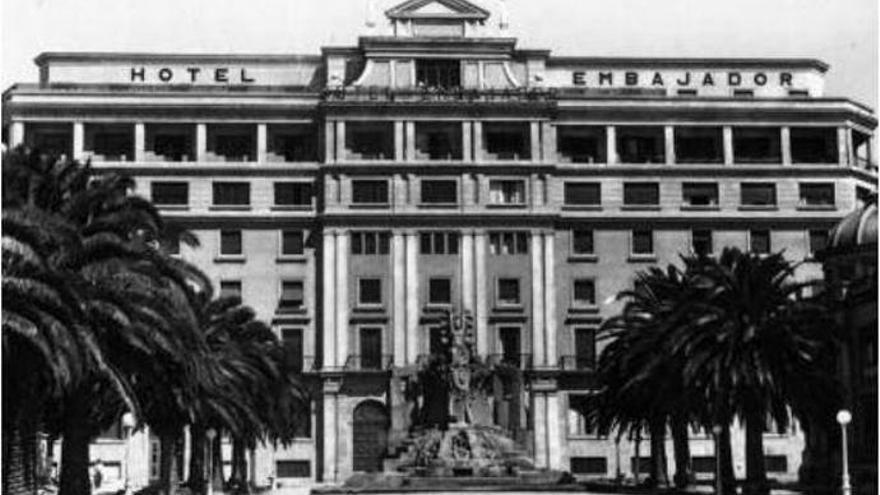 Monumento a Curros Enríquez ante el Hotel Embajador en el siglo XX.