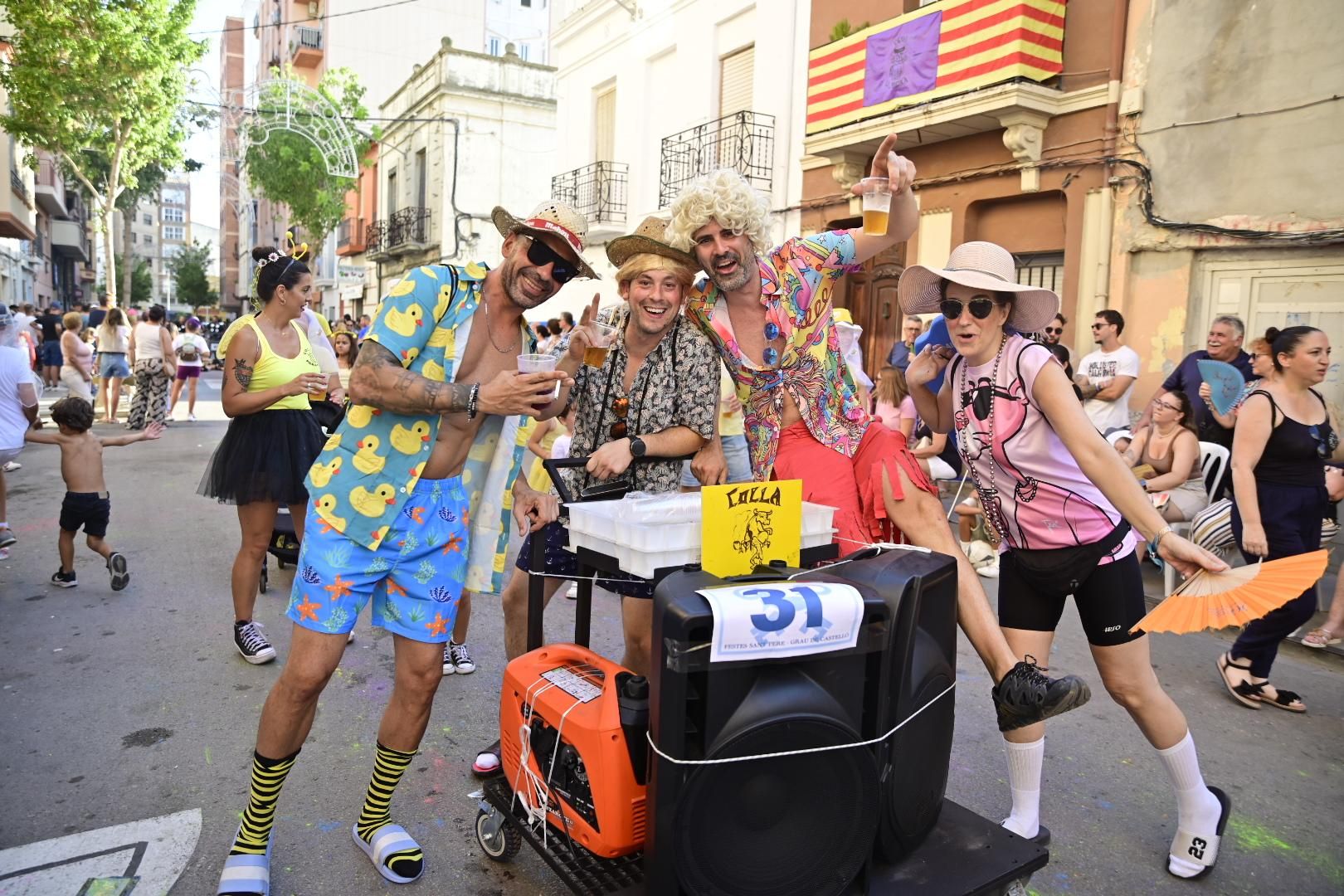 Multitudinario y divertido desfile por la entrada del toro