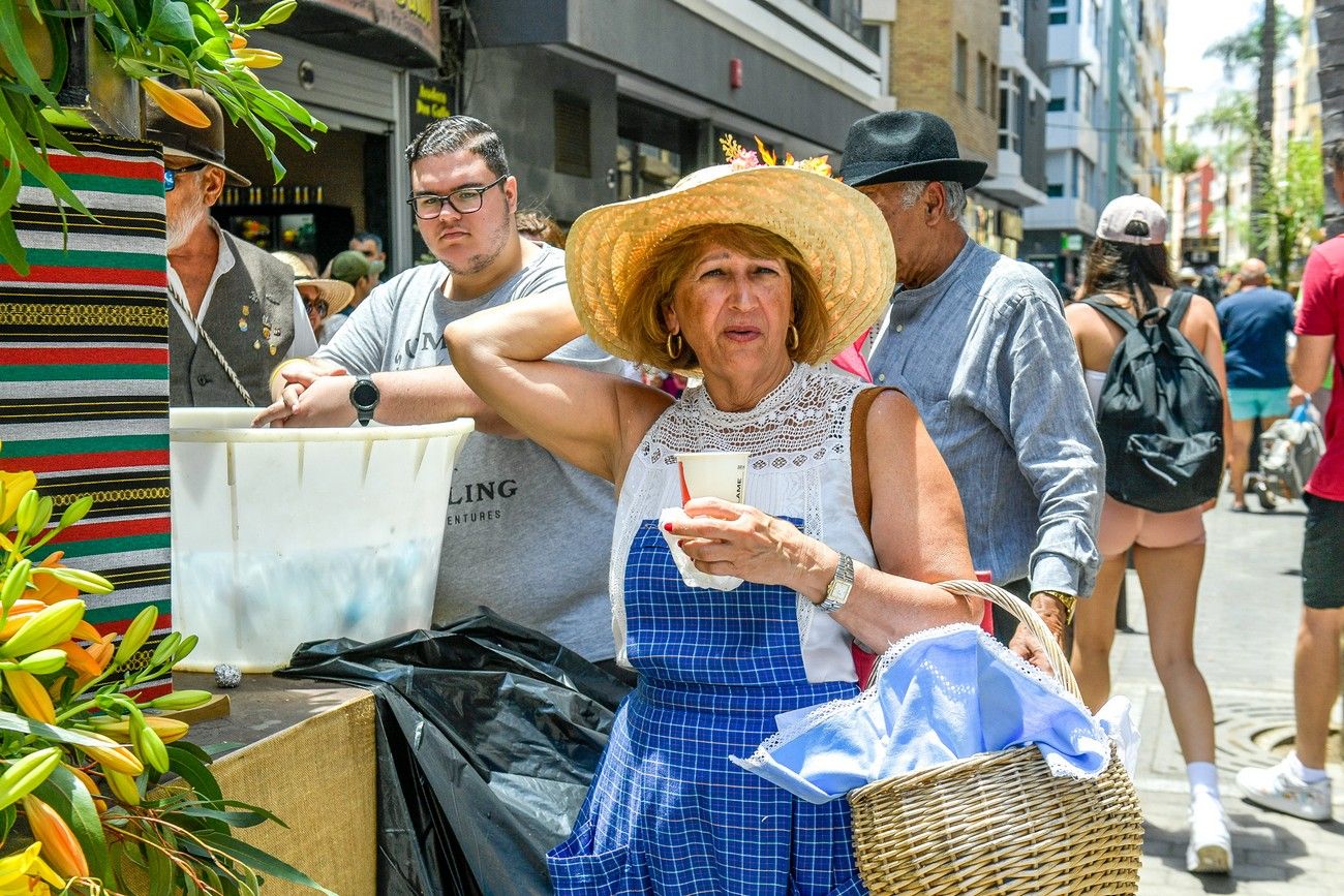 Una romería con bikini en Las Palmas de Gran Canaria