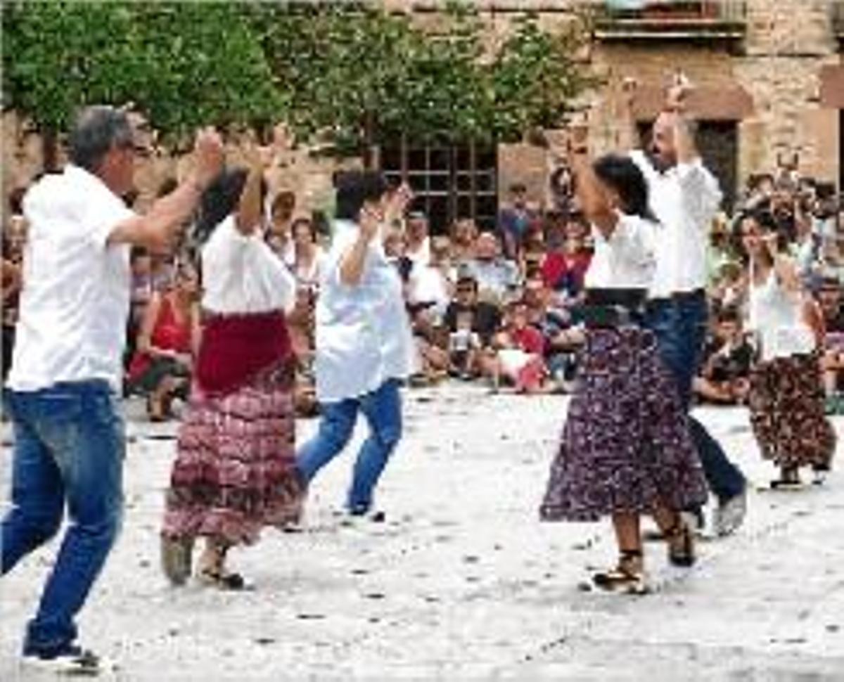 Santpedor renova el vot de poble a Santa Anna amb una mostra de cultura popular