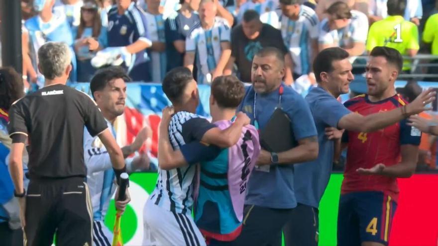Paredes pierde los papeles y agrede a Eric Garcia y Gavi tras la final