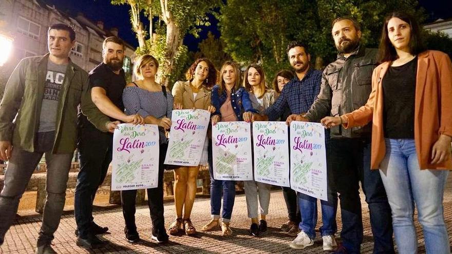 La comisión de fiestas presentó el cartel, elaborado por Senande, anoche en la Praza da Igrexa junto al alcalde y la edil de Cultura. // Bernabé