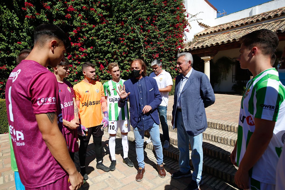 Pepe Escalante y Perico Campos junto a las autoridades en la presentación de las equipaciones de la temporada 2021-22