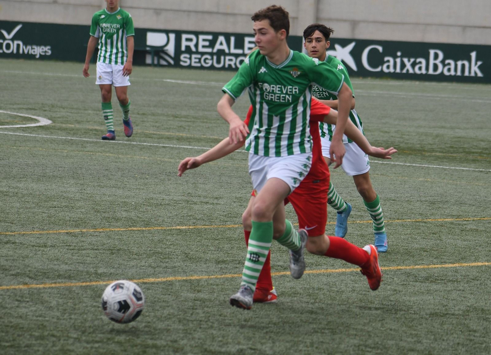 Álvaro Díez, con el balón, durante un partido con el Betis.