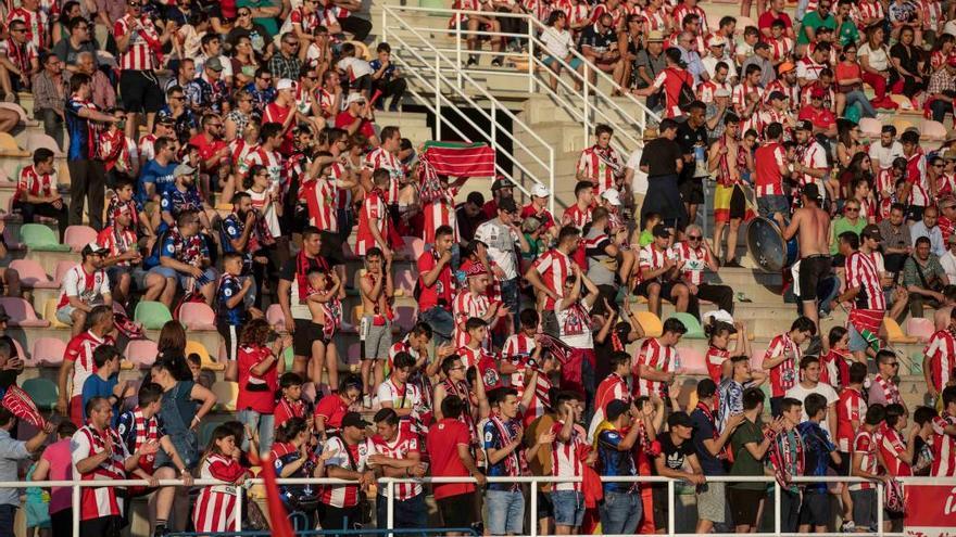 La afición rojiblanca en Haro .