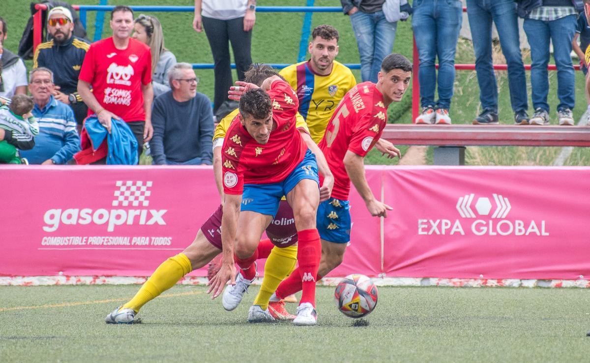 Néstor Querol se lleva un balón en el partido frente a la UD Alzira.
