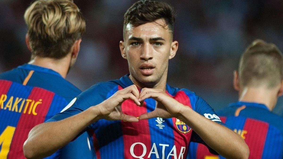 Munir forma un corazón con las manos para dedicar su gol al Sevilla.