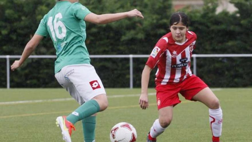 Una jugadora de El Olivo intenta superar a una del Girona ayer en Fontajau. // Marc Martí