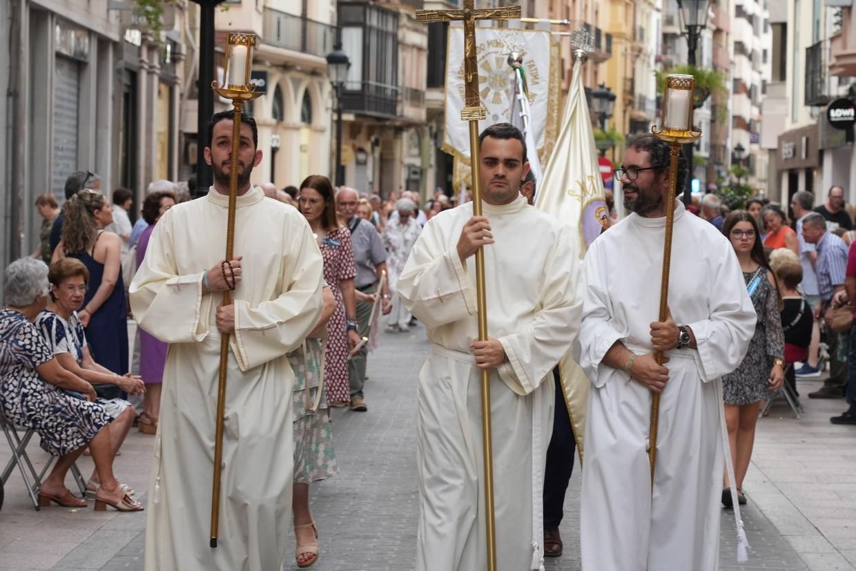 Castelló recibe con honores al Santísimo en la procesión del Corpus Christi