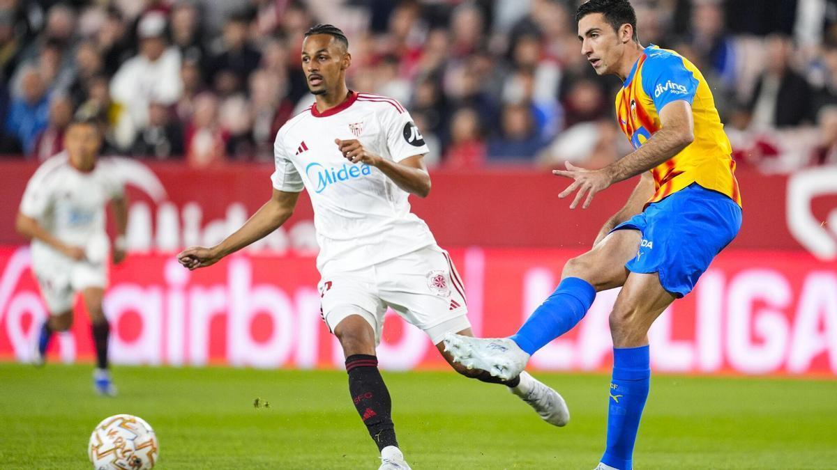 César Tárrega juega un balón ante Djibril Sow en el Sevilla-Valencia de Liga en el Ramón Sánchez-Pizjuán