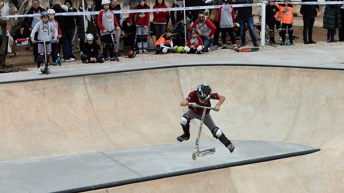 Una competición de patinete en estilo libre en Gandia