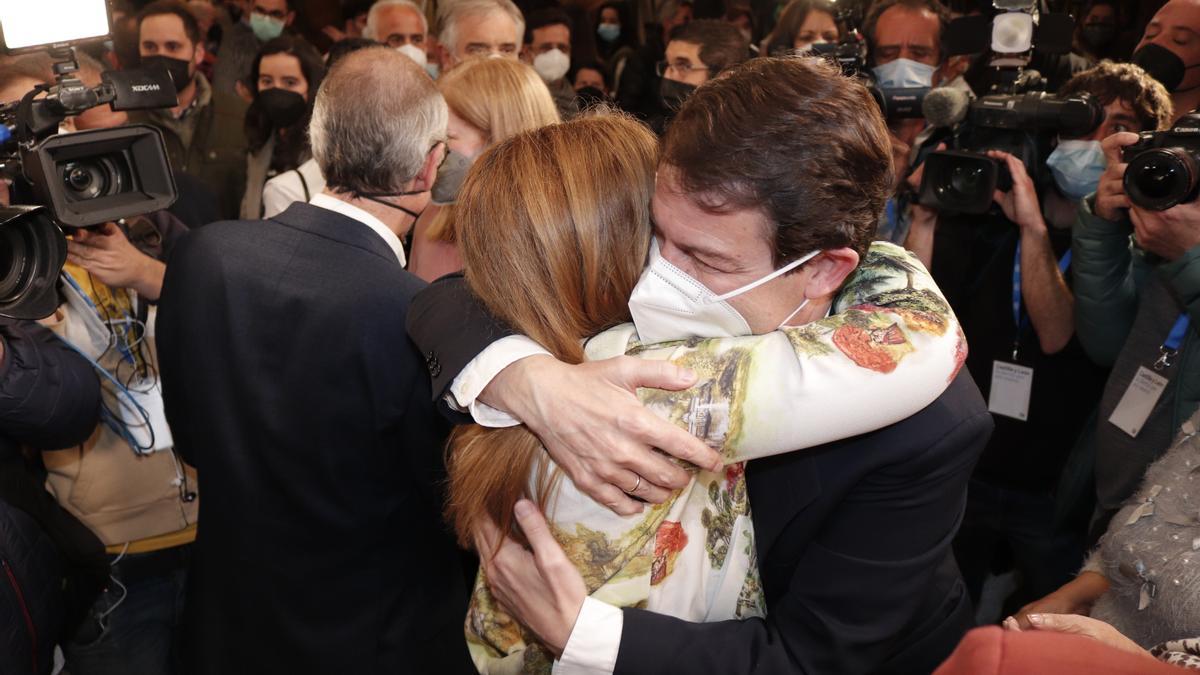 Alfonso Fernández Mañueco celebra la victoria del PP en las elecciones en Castilla y León.