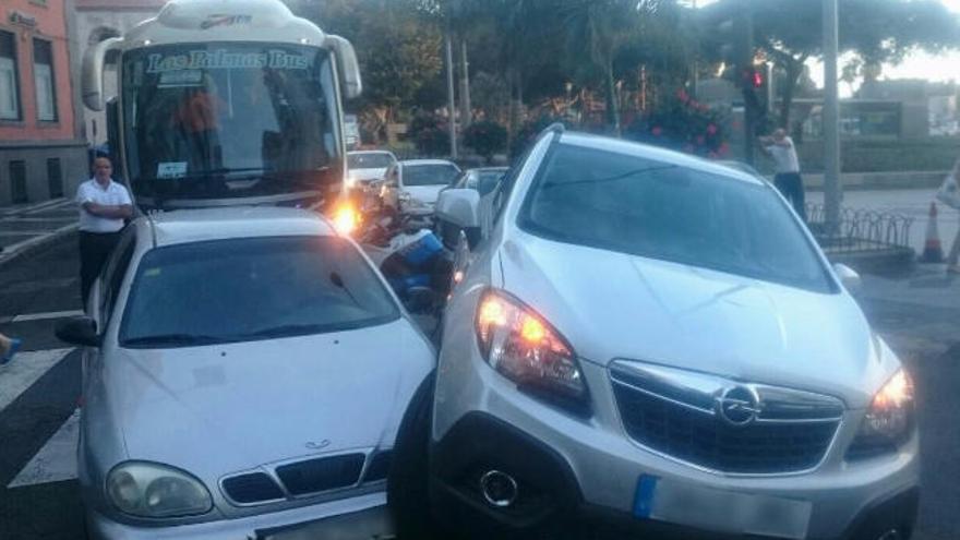 Grandes colas y heridos por ocho colisiones en la capital grancanaria