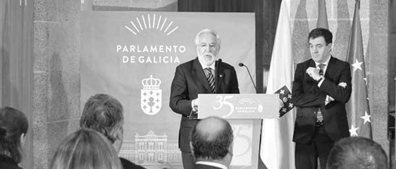 O presidente do Parlamento, Miguel Santalices, presenta o convenio en presenza do conselleiro Román Rodríguez.