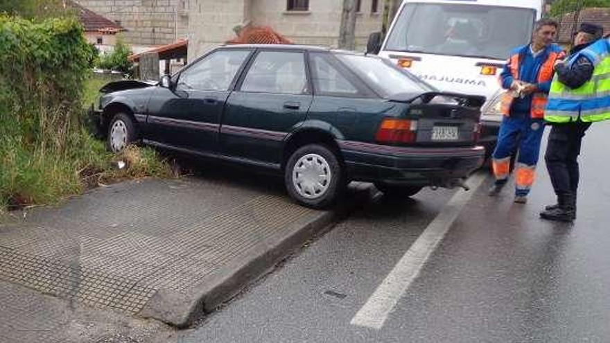 Ilesa tras chocar contra un cierre en la curva de Ríos