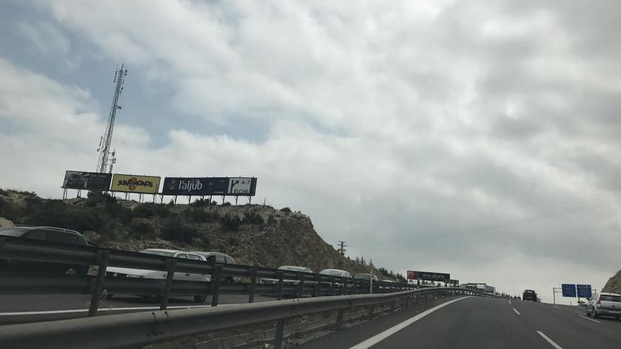 Colapso en la A-31 por retenciones de hasta 20 kilómetros en Alicante