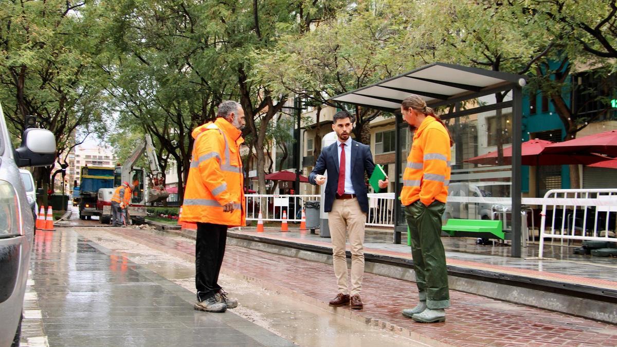 El regidor de Movilitat, amb els tècnics, en la parada del Tram a l'avinguda Rei en Jaume.