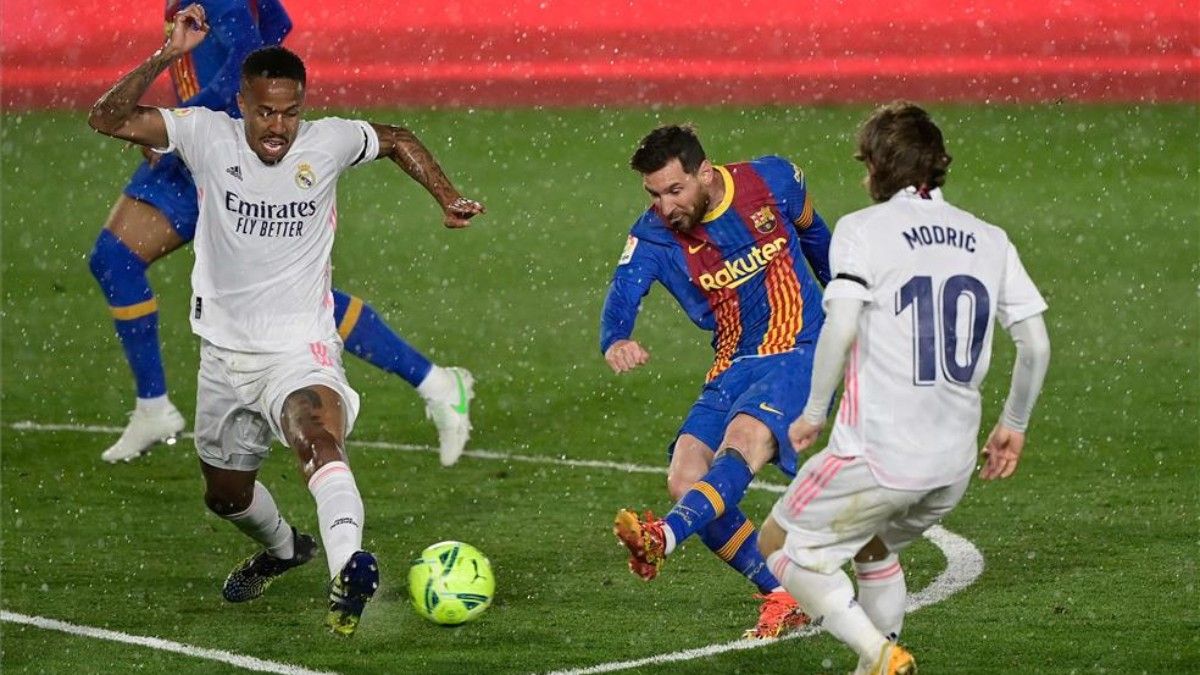 Messi dispara a portería durante el último Clásico disputado entre Barcelona y Real Madrid.