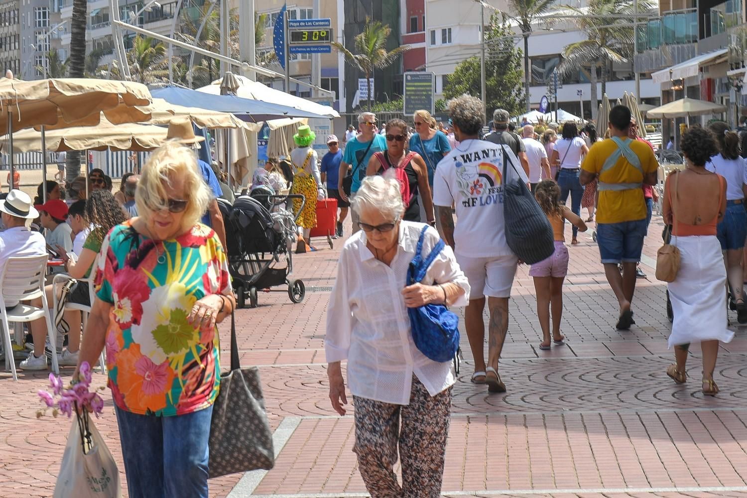 Día de playa en Las Canteras tras la noche de San Juan