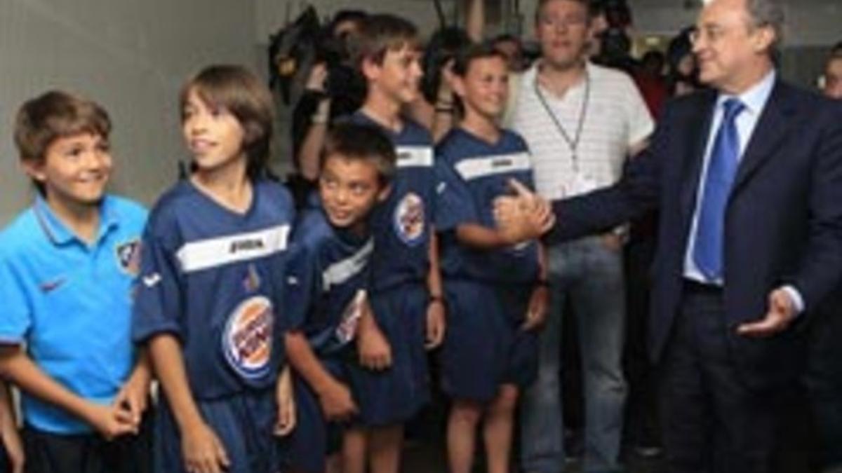 El presidente del Madrid, Florentino Pérez, bromea con jugadores alevines del Atlético de Madrid y del Getafe.