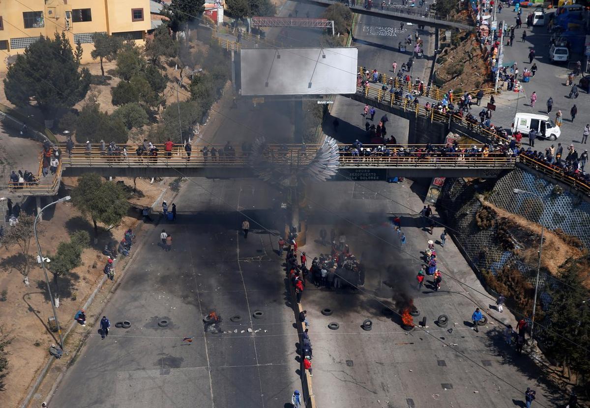 An aerial view of a blockade point by supporters of unseated former leftist leader Evo Morales that demand quick presidential elections, postponed due to the coronavirus disease (COVID-19) outbreak, in El Alto, on the outskirts of La Paz, Bolivia August 10, 2020. REUTERS/David Mercado