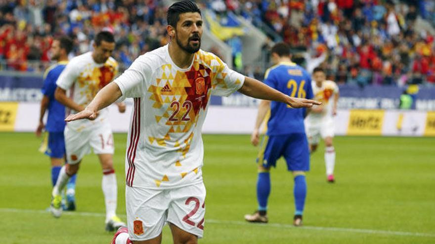 Nolito celebra un tanto ante Bosnia con la selección española