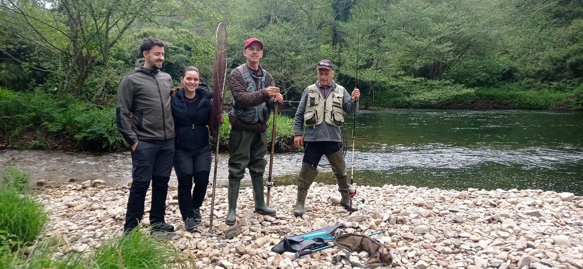 Daniel González, Aroa Suero, Pedro González y Raúl Rilo pescando en el coto Piedrablanca, del Esva.