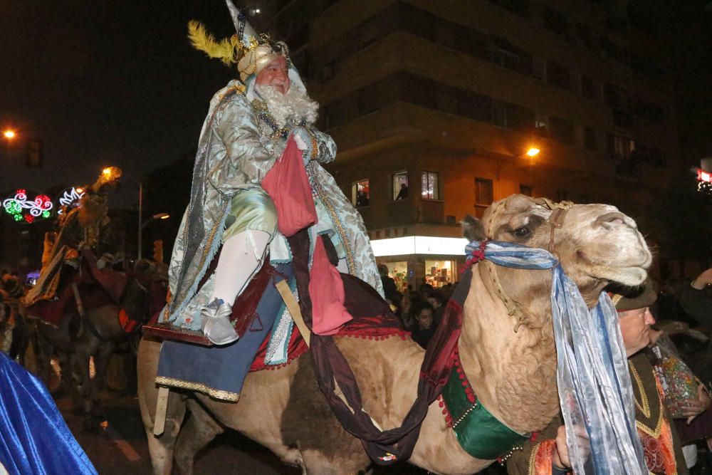 El distrito malagueño, como ya es tradición, adelanta el cortejo de sus majestades los Reyes Magos por las calles Fernández Fermina, Conde del Guadalhorce, Cruz del Humilladero o Camino de San Rafael.