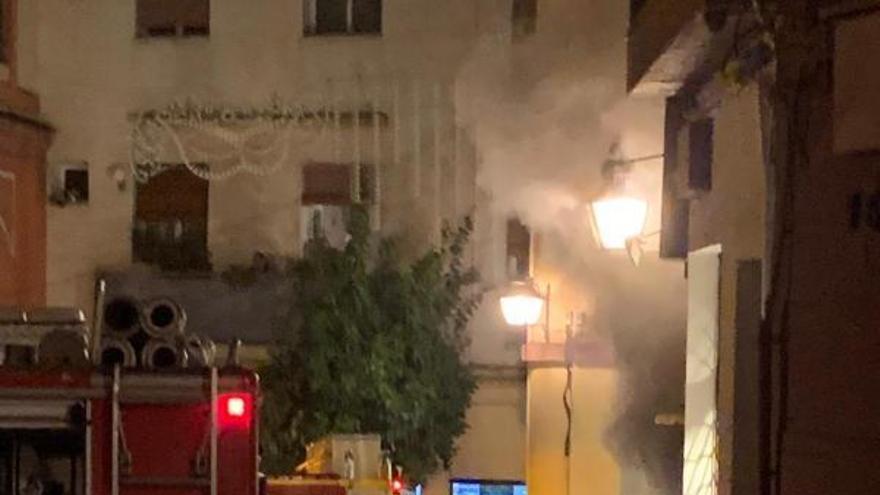 Un incendio afecta a una tienda de la calle Rodríguez Marín