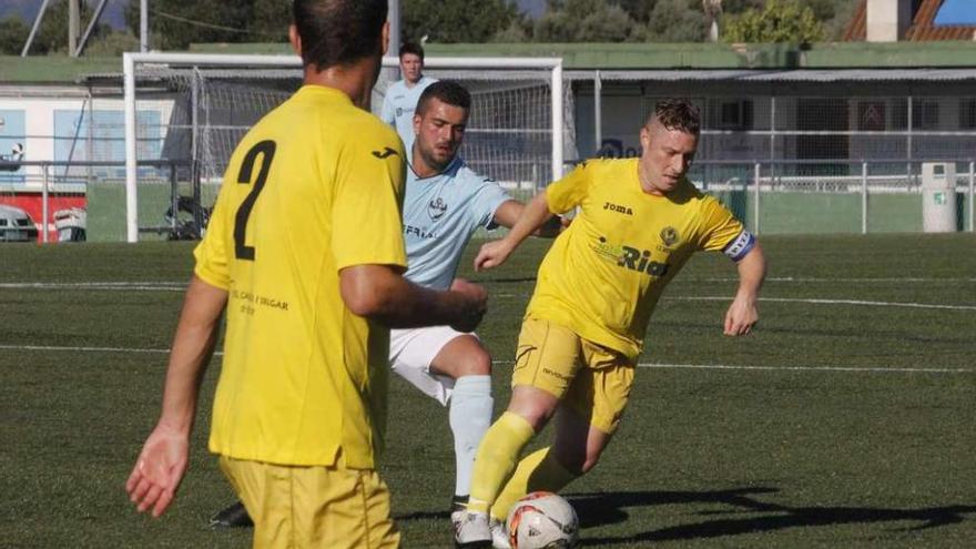 Un jugador del Sanxenxo conduce el balón durante un partido de pretemporada. // Santos Álvarez