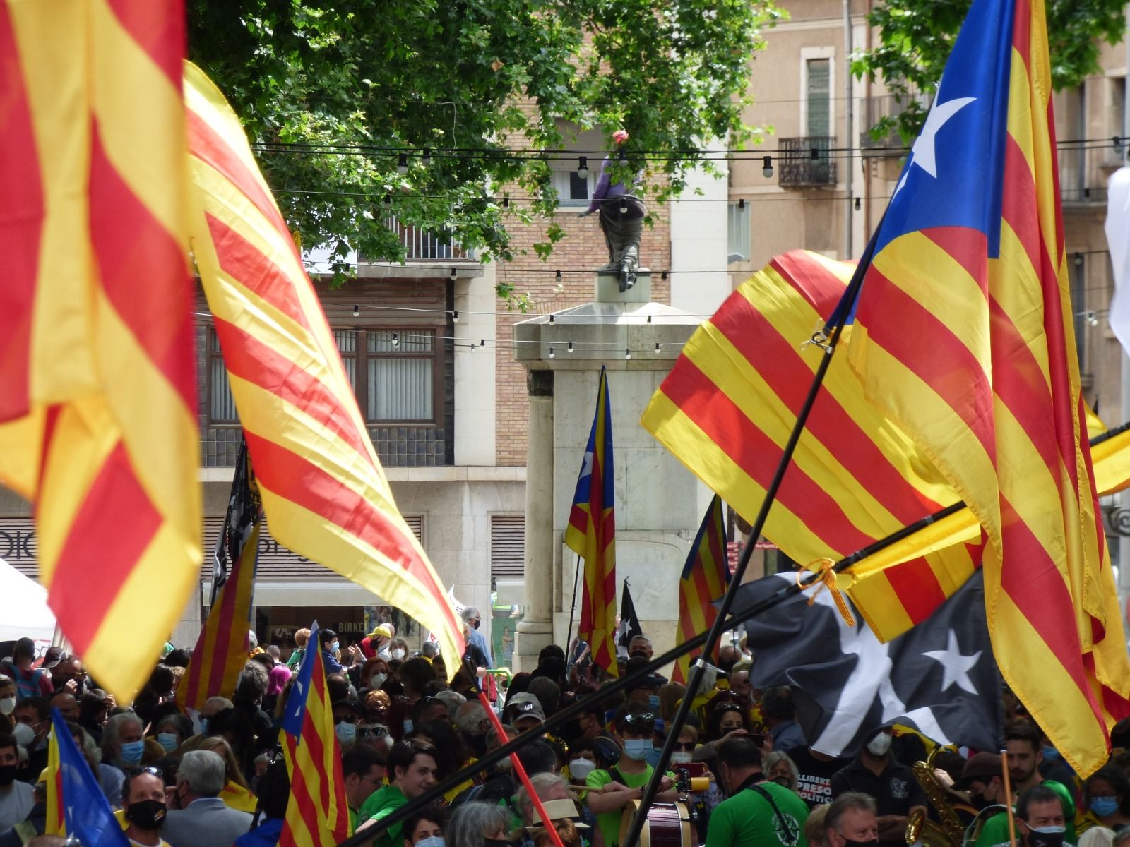 L'ANC pressiona el Govern per fer efectiva la independència i Òmnium crida a la mobilització ciutadana