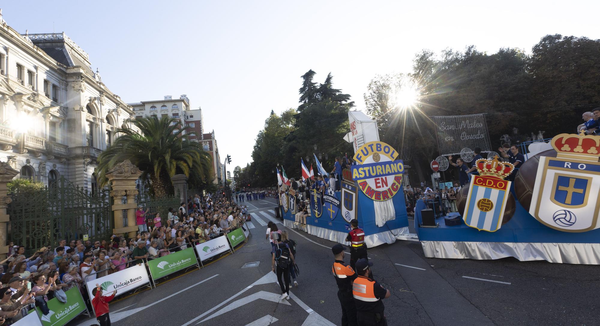 En Imágenes: El Desfile del Día de América llena las calles de Oviedo en una tarde veraniega