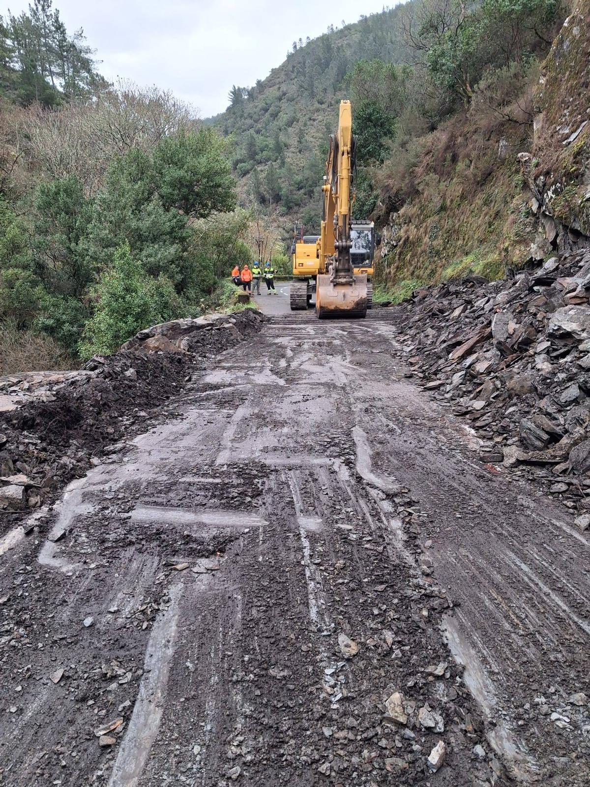 Un carril de la vía despejado para el tránsito de vehículos de emergencia a la altura del argayo de Pesoz.