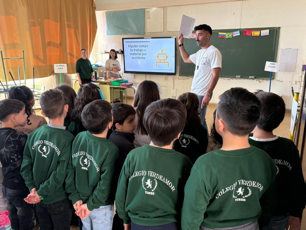 Estudiantes del Verdeamor en el taller dedicado a identificar tipos de conflictos.