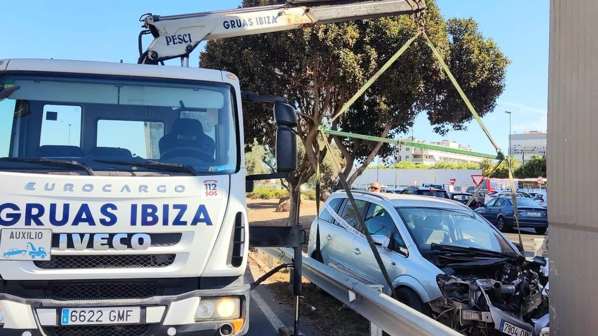 El coche, estampado contra el pilar del puente.