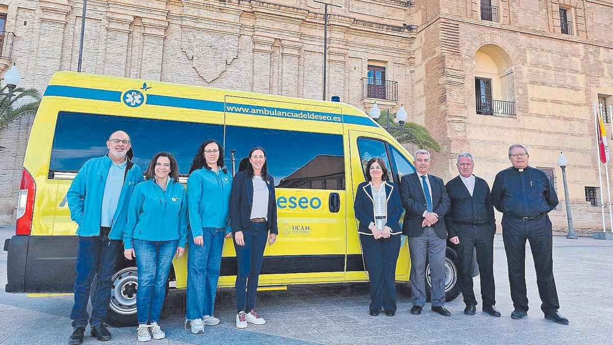 La ambulancia fue entregada en la entrada al templo de Los Jerónimos, sede de la UCAM.