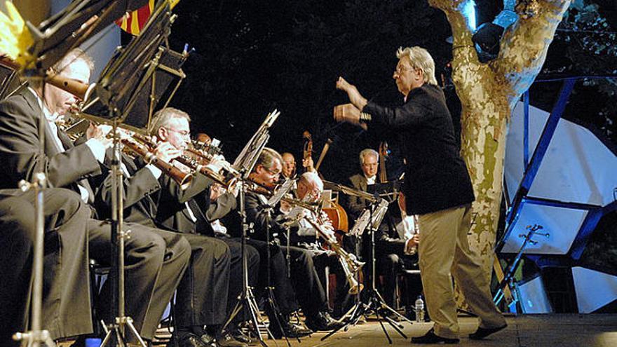 Ros Marbà, dimecres a la nit, dirigint l&#039;estrena a Palamós.