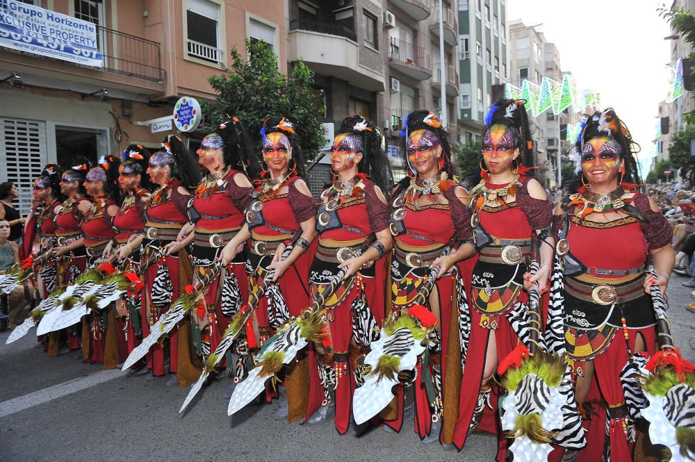 Miles de personas vibran en las calles con la Entrada Mora de Elche